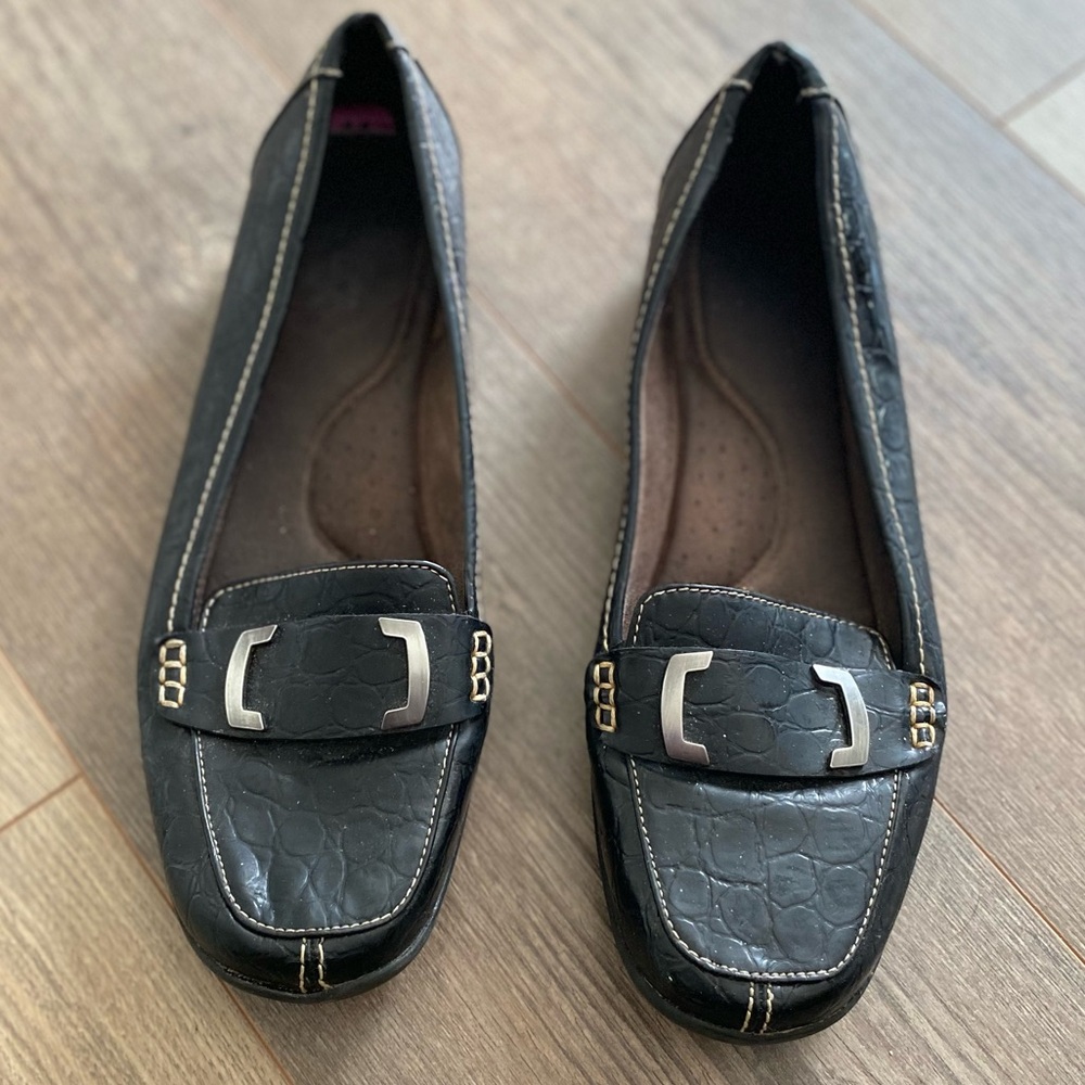 NATURAL SOUL BLACK CROCODILE SLIP ON LOAFERS